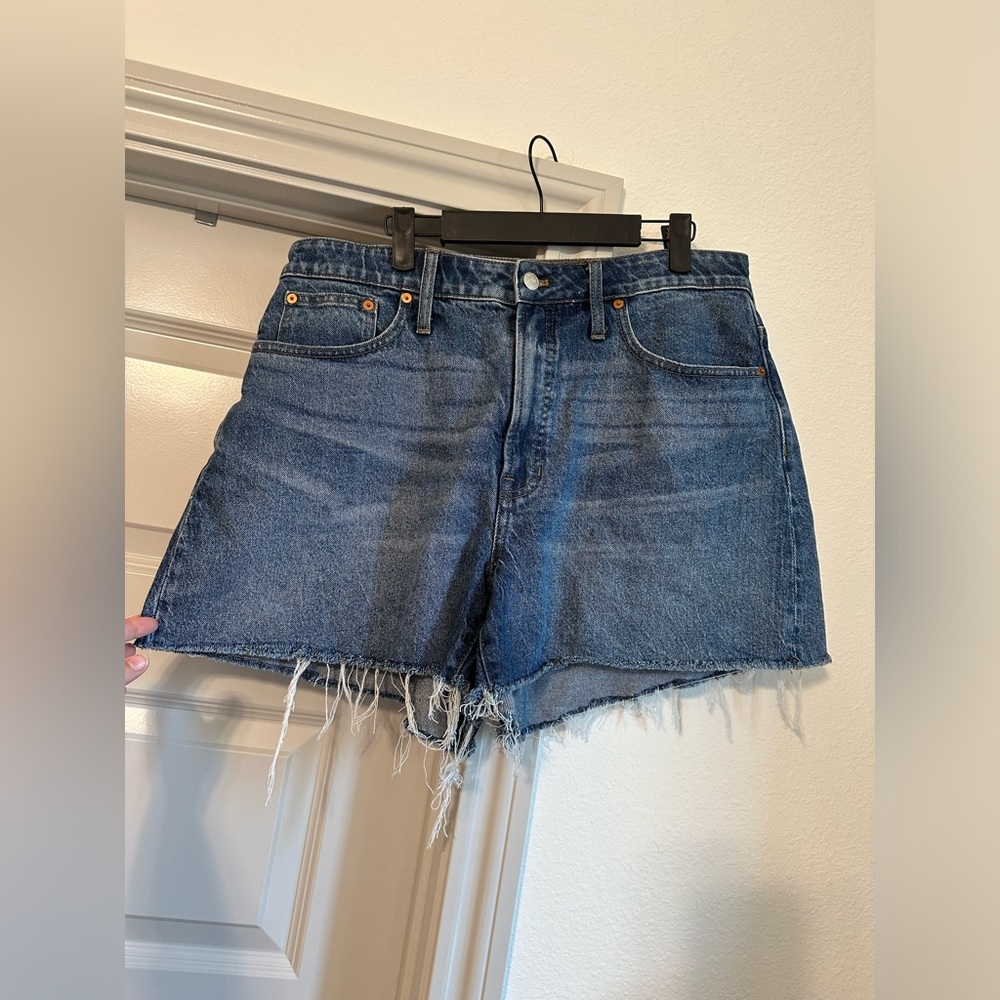Madewell curvy jean shorts- sz. 32